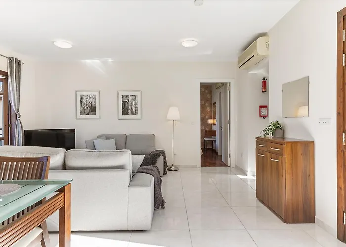 2 Bedroom Assia With Communal Pool, Aphrodite Hills アパート