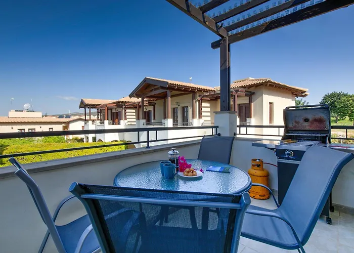 2 Bedroom Assia With Communal Pool, Aphrodite Hills アパート